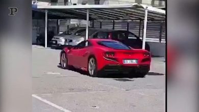 Napoli, bambino di 11 anni alla guida di una Ferrari | video