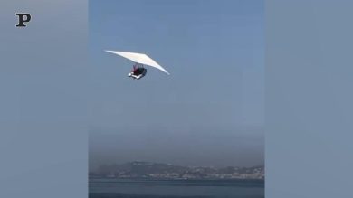 Napoli, gommone prende il volo | Video