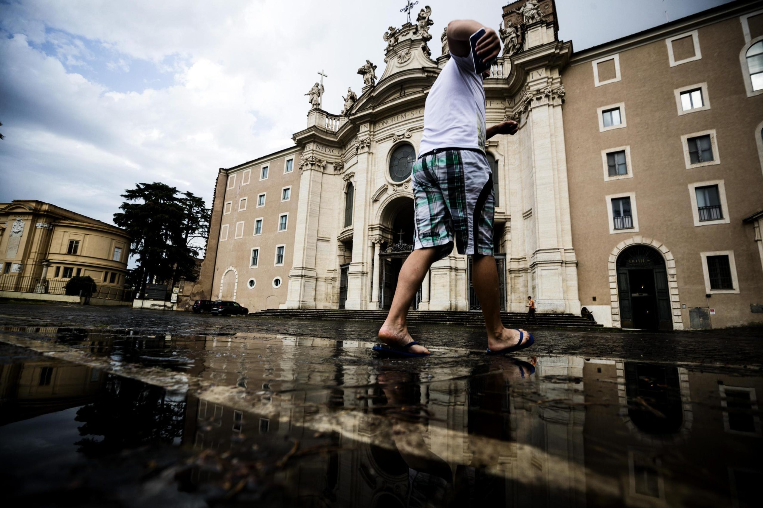 Lo strano affitto dell’albergo nella Basilica di Santa Croce di Gerusalemme a Roma