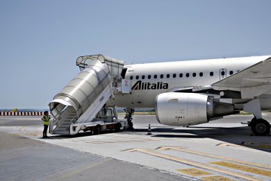 I debiti di Alitalia non finiscono mai (tanto paghiamo noi)
