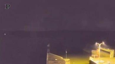 Francia, il cielo si illumina al passaggio di una meteora | video