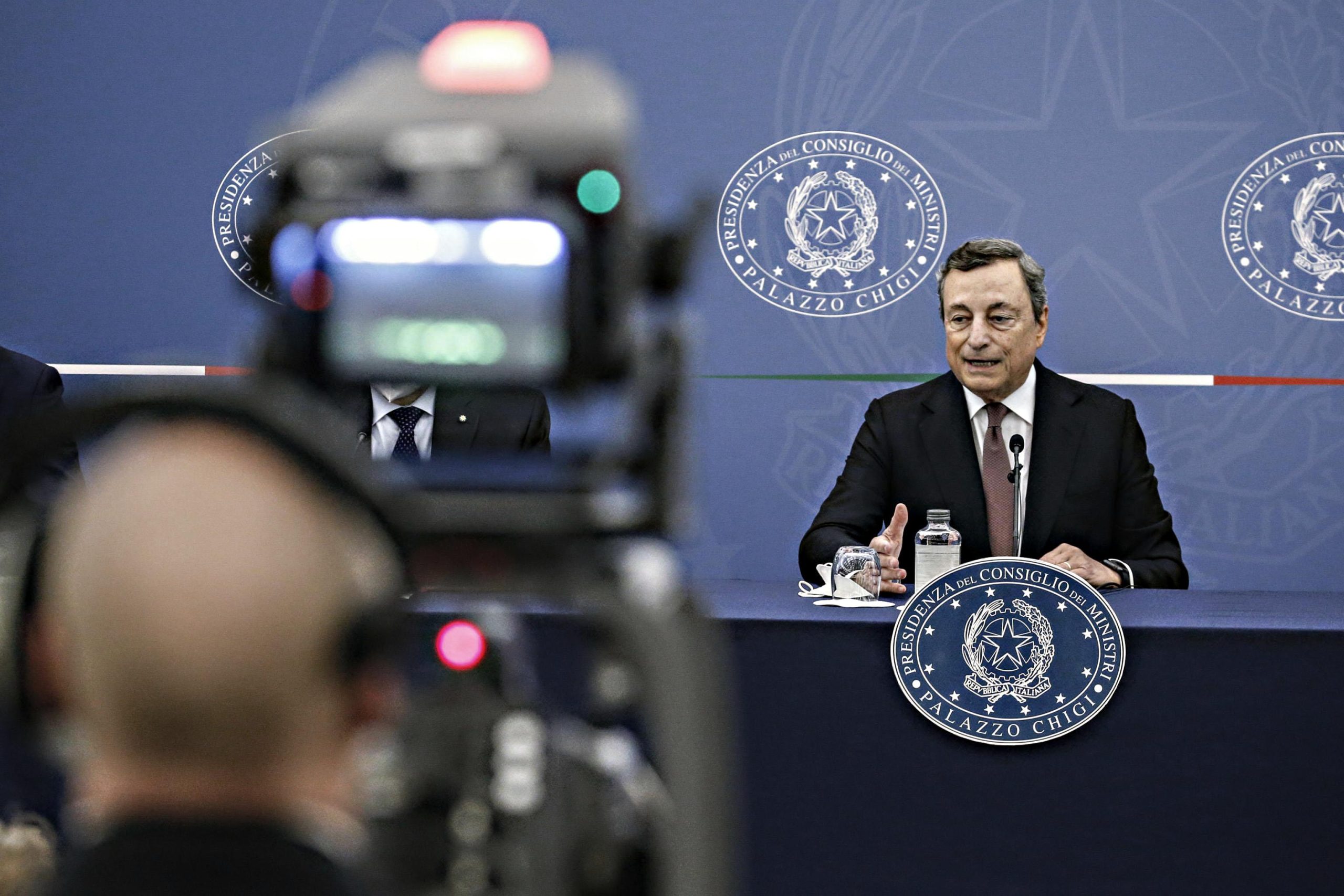 Draghi tira dritto e non esclude l’obbligo vaccinale Draghi tira dritto e non esclude l’obbligo vaccinale