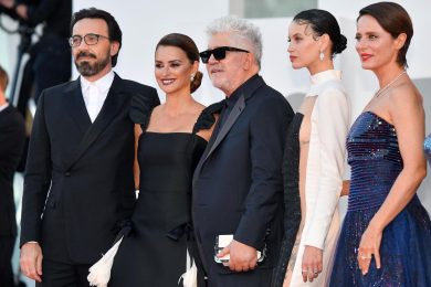 Venezia parte con Pedro  Almodóvar ed il suo film troppo politico e spiazzante