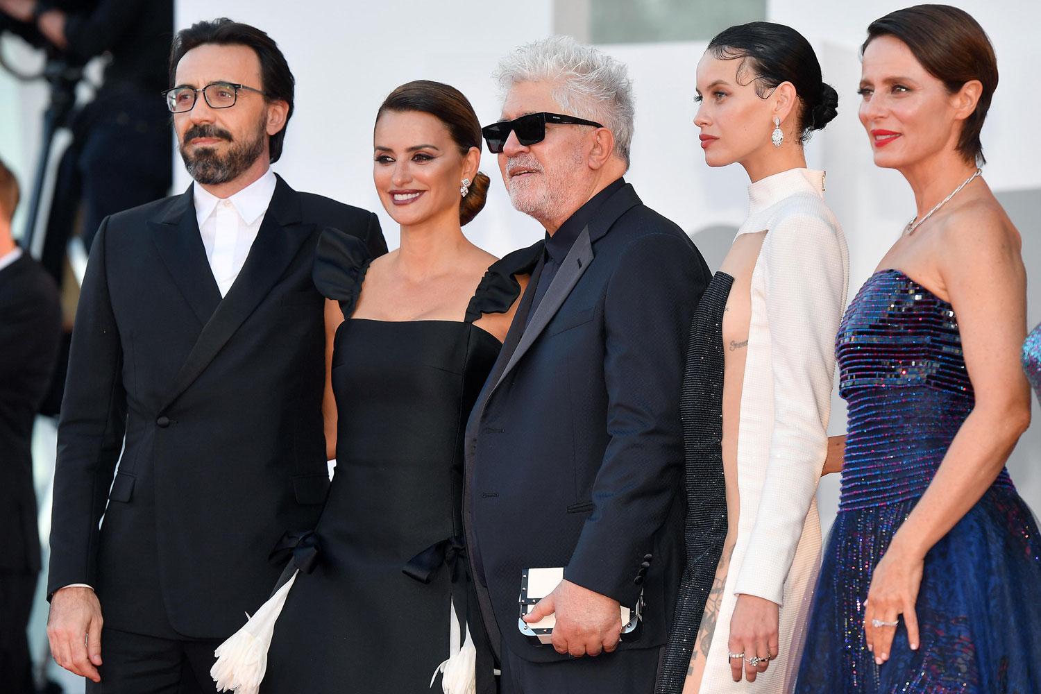 Venezia parte con Pedro  Almodóvar ed il suo film troppo politico e spiazzante