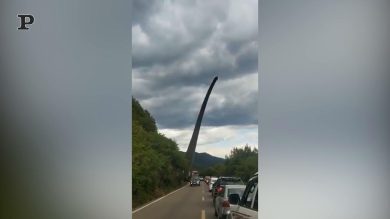 Cina, spunta un dinosauro dalla montagna ma è un’illusione ottica | video