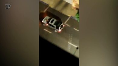 Brasile, rapinatori legano gli ostaggi alle auto per sfuggire alla polizia | video
