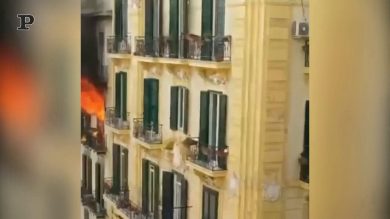 Vomero, incendio in un palazzo di via Merliani | video