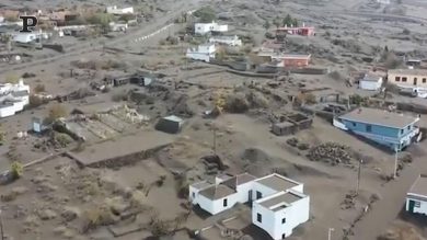 Eruzione a La Palma, l’isola ricoperta da uno spesso manto di cenere | video