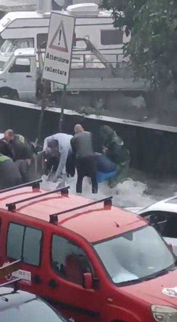 Alluvione a Catania: donna salvata dalla furia dell’acqua | video