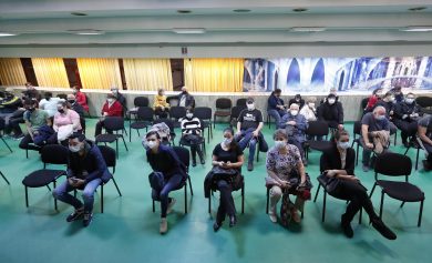 Garattini: «Terza dose? Meglio fare la prima a tutti i ragazzi sopra i 5 anni»