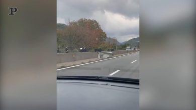 Ultrà della Paganese aggrediscono automobilisti e bloccano il traffico | video