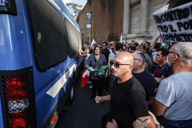 «Forza Ondulatoria» e «Moto ondulatorio», i meme contro la Lamorgese spopolano