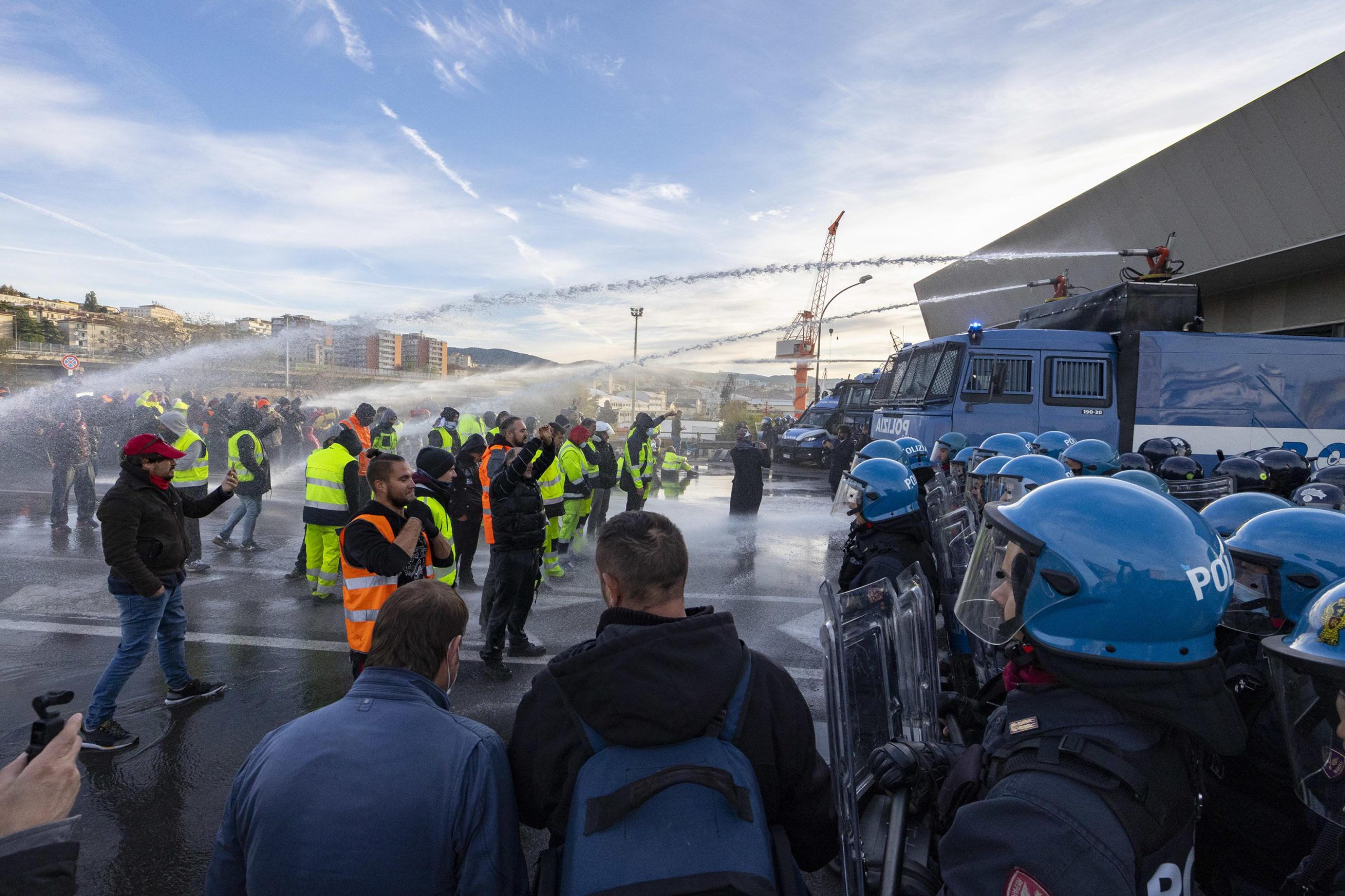 Il sindacato dei palloncini a San Giovanni e degli idranti a Trieste