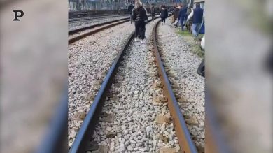 Circumvesuviana, guasto al treno per Baiano: passeggeri costretti a camminare sui binari | video​