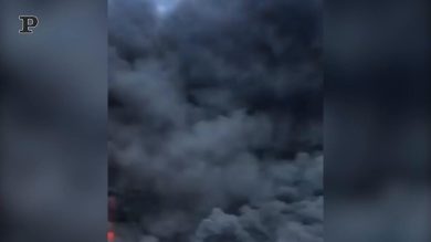 Maxi-incendio nel beneventano: in fiamme un’azienda di logistica ad Airola | video