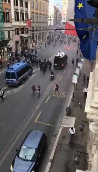 Roma, scontri alla manifestazione No Green Pass con la Polizia | video