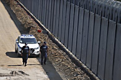 Altro che accoglienza, l’Europa vuole i muri anti-migranti