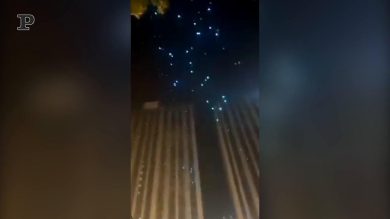 Cina, decine di droni piovono dal cielo durante lo spettacolo delle luci | video
