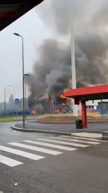 Aereo da turismo si schianta contro una palazzina a Milano. 8 morti | video