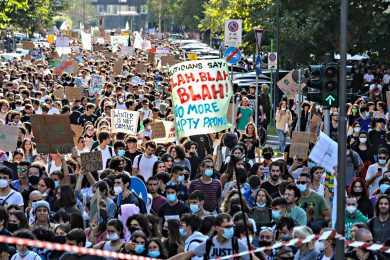 Oggi anche l’opposizione in piazza è a favore dei governanti