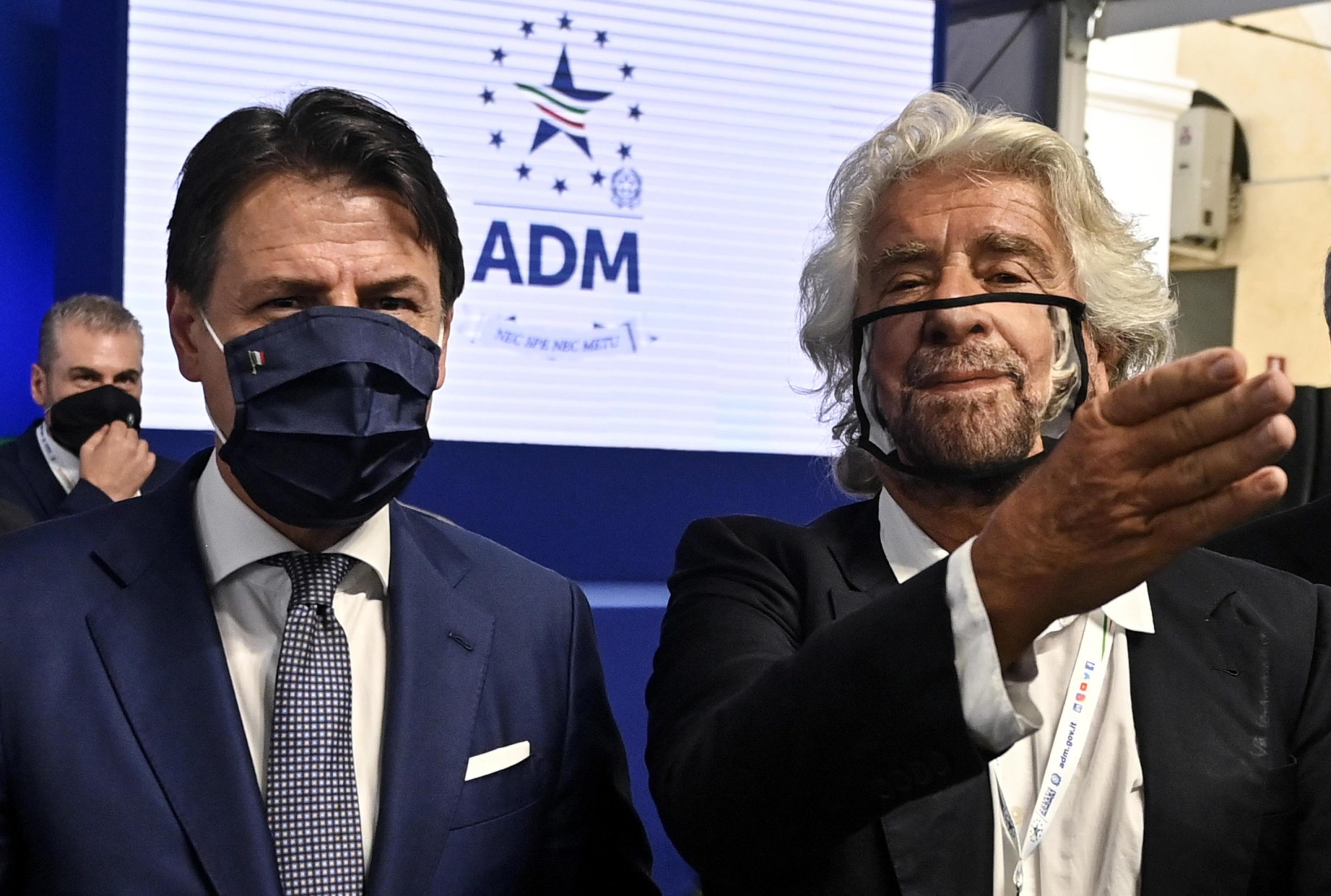 I grillini dicono si al 2 per mille. È la fine di Beppe Grillo