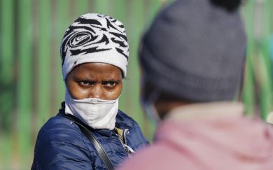 Omicron spaventa il mondo. «Serve con ancor più forza la terza dose». Ma i vaccini vanno rivisti