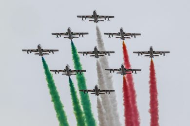Non sappiamo cosa ci sia nel Trattato Italia-Francia ma Macron già vola con le Frecce Tricolori