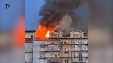 Vercelli, due mansarde in fiamme: evacuato il palazzo | Video