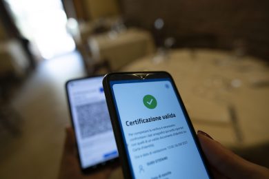 Incontro Governo-regioni: verso il super Green pass. Terza dose dopo 5 mesi