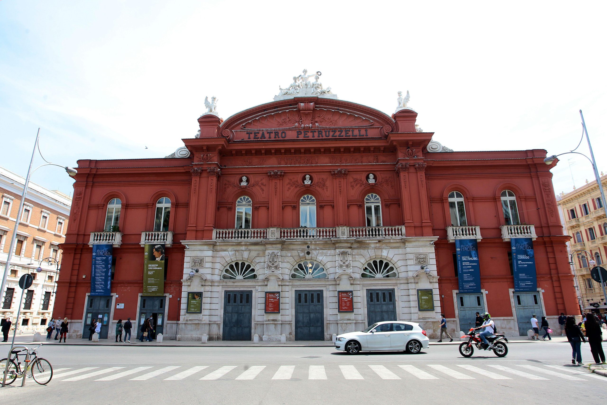 Franceschini e Decaro espropriano di nuovo il Petruzzelli di Bari, per decreto