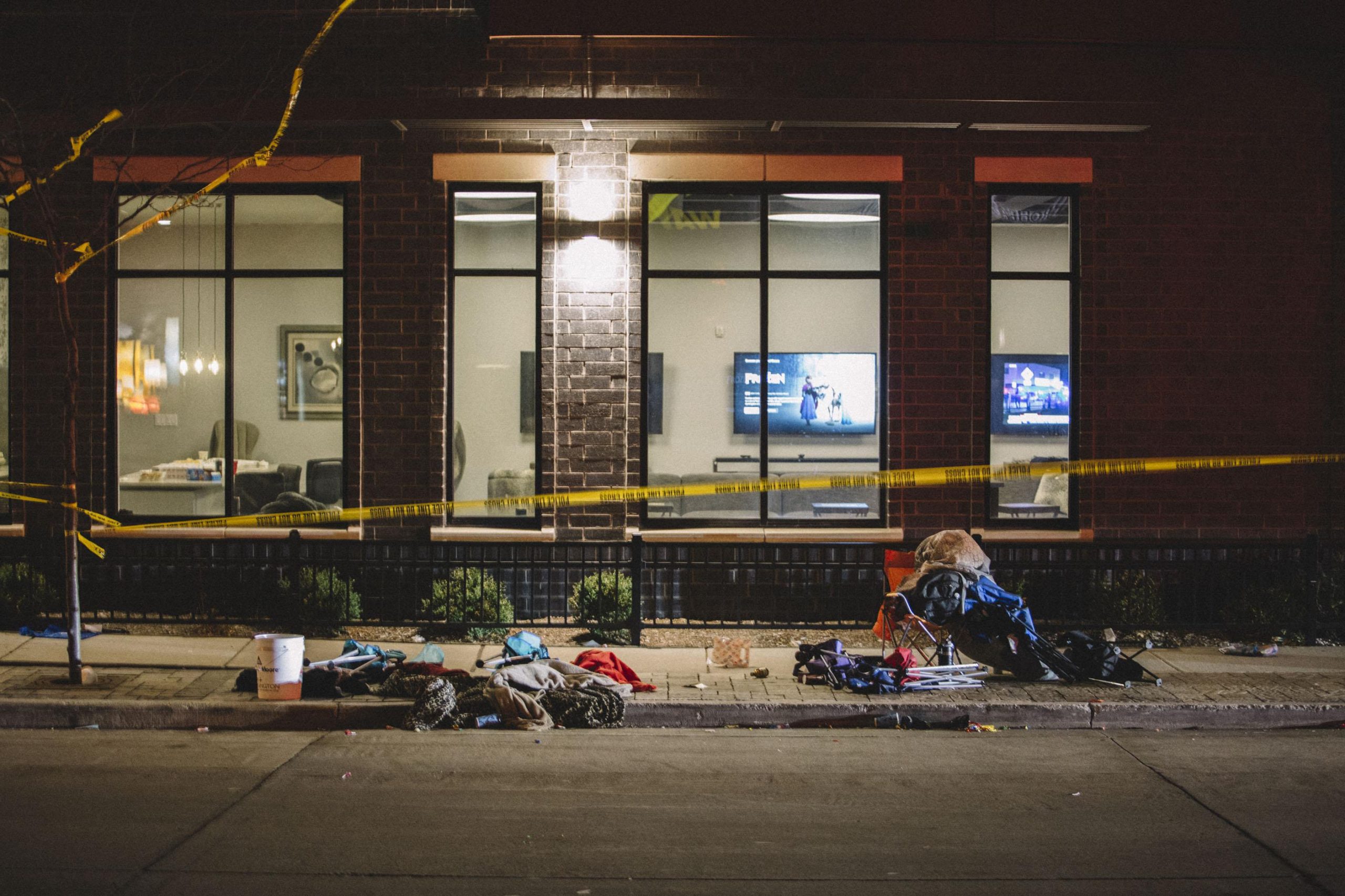 Strage negli Usa alla parata di Natale. L’attentatore era in fuga