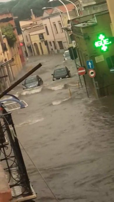 Alluvione a Cagliari, auto travolte dall’acqua | video