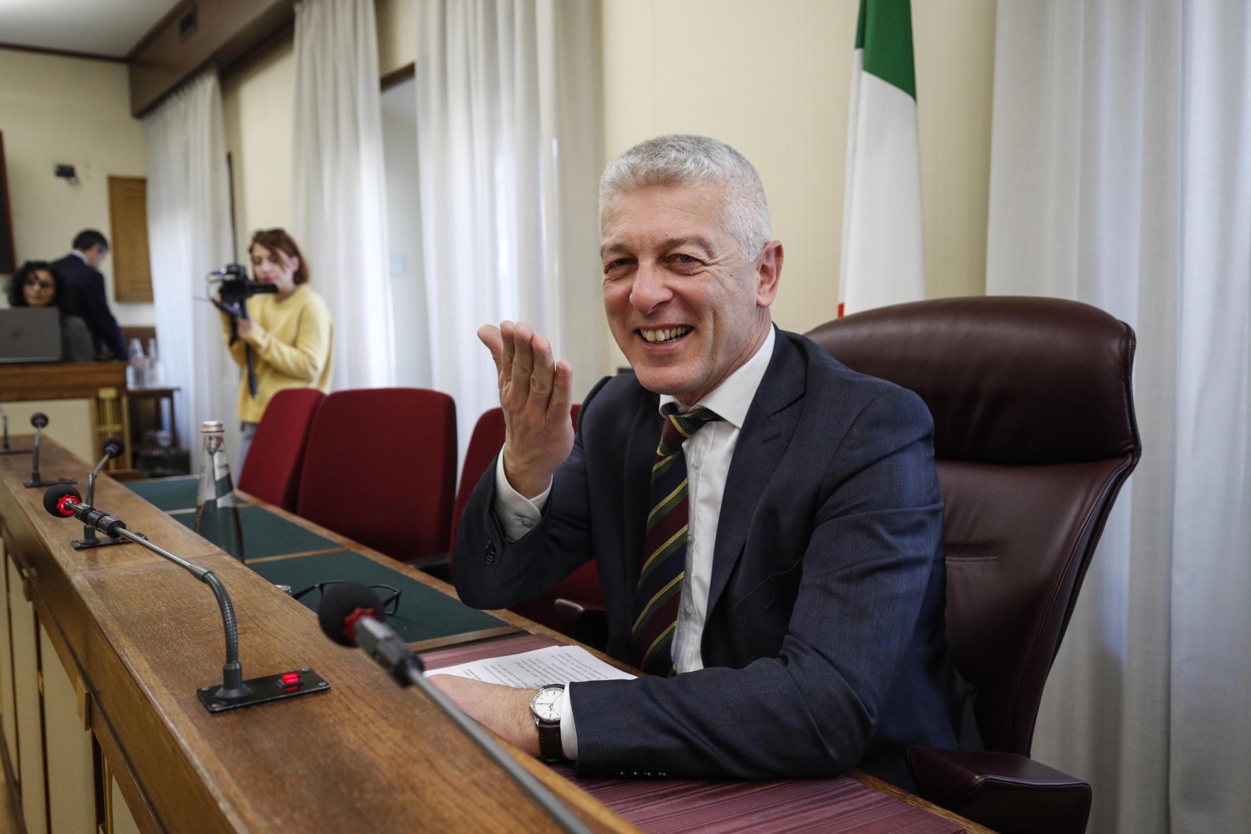 Morra, il grillino, rivuole i soldi dati al partito, come un uomo da Prima Repubblica