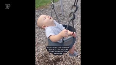 Bambino assonnato si addormenta sull’altalena | video