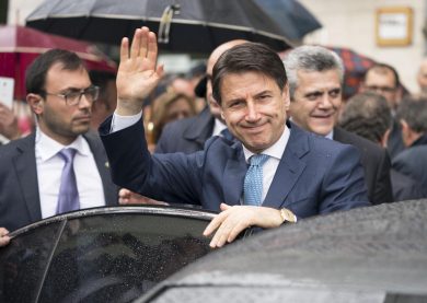 La politica debole e divisa in processione a Manfredonia