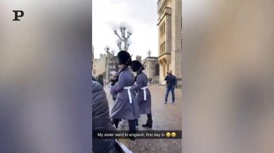 Londra: un bambino viene scaraventato a terra da una Guardia della Regina | Video