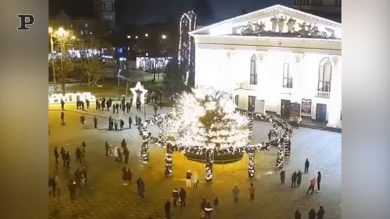 Ucraina, l’enorme albero di Natale crolla improvvisamente in mezzo alla piazza | Video