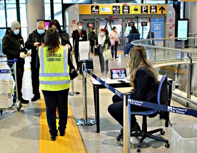 Tamponi, vaccini, green pass. L’Italia si blinda, come il resto d’Europa e non solo