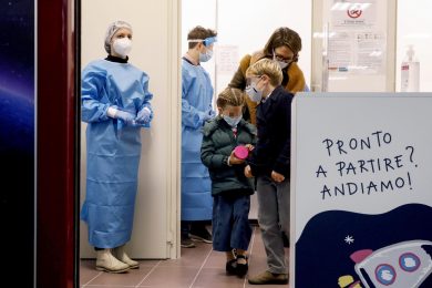 Al via i vaccini per i bambini tra i 5 e gli 1 anni. Ma le prenotazioni sono sotto il 10%