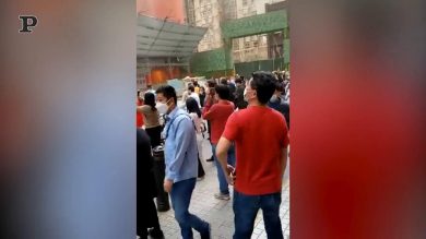 ​Hong Kong, incendio al World Trade Center | Video