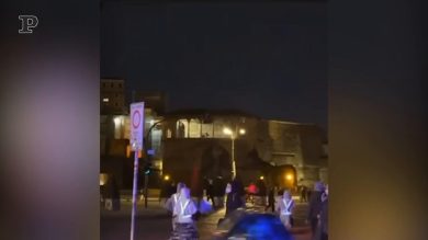 Roma, stormi di uccelli sulla capitale: si cerca di allontanarli con altoparlanti e versi di rapaci | Video