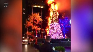 New York, un albero di Natale prende fuoco fuori dalla sede di Fox News | Video