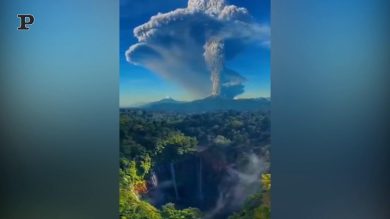 Indonesia, l’eruzione del vulcano Semeru vista dall’alto | Video