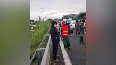 Roma, attivisti bloccano il raccordo anulare | Video