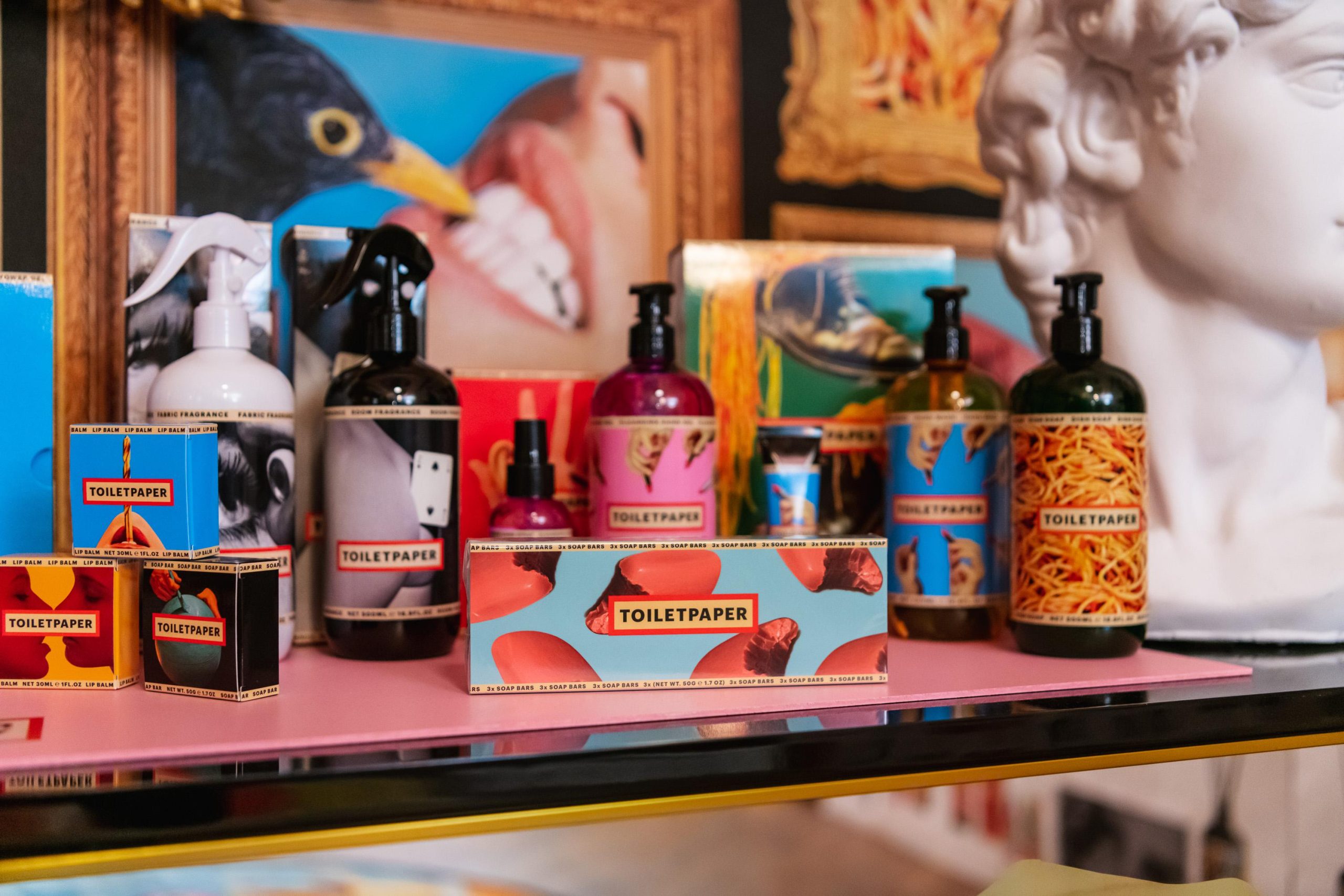 Toiletpaper Beauty firmata Cattelan-Ferrari