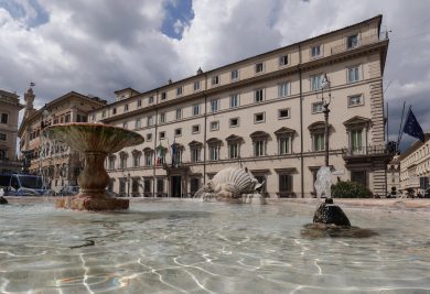 Crescono le tensioni sulla manovra, una coperta corta che tutti vogliono tirare dalla propria parte