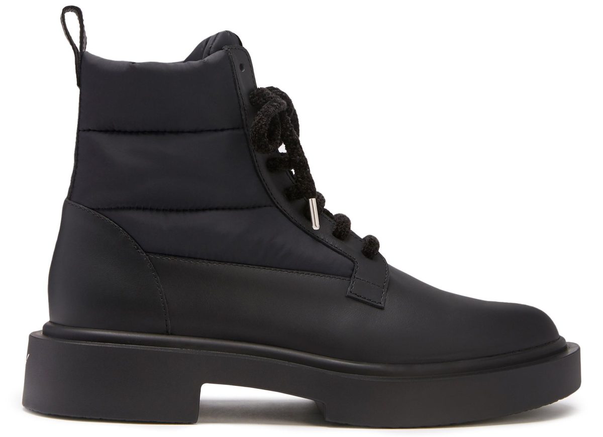 Galleria foto 'Boots-mania, dall’ufficio alla vacanza' - foto 4