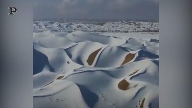 Rarissima nevicata trasforma il deserto cinese in uno spettacolo magico | Video