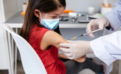 Vaccini ai bambini. Garattini: «C’è tempo per pensare. La priorità sono i 50enni»