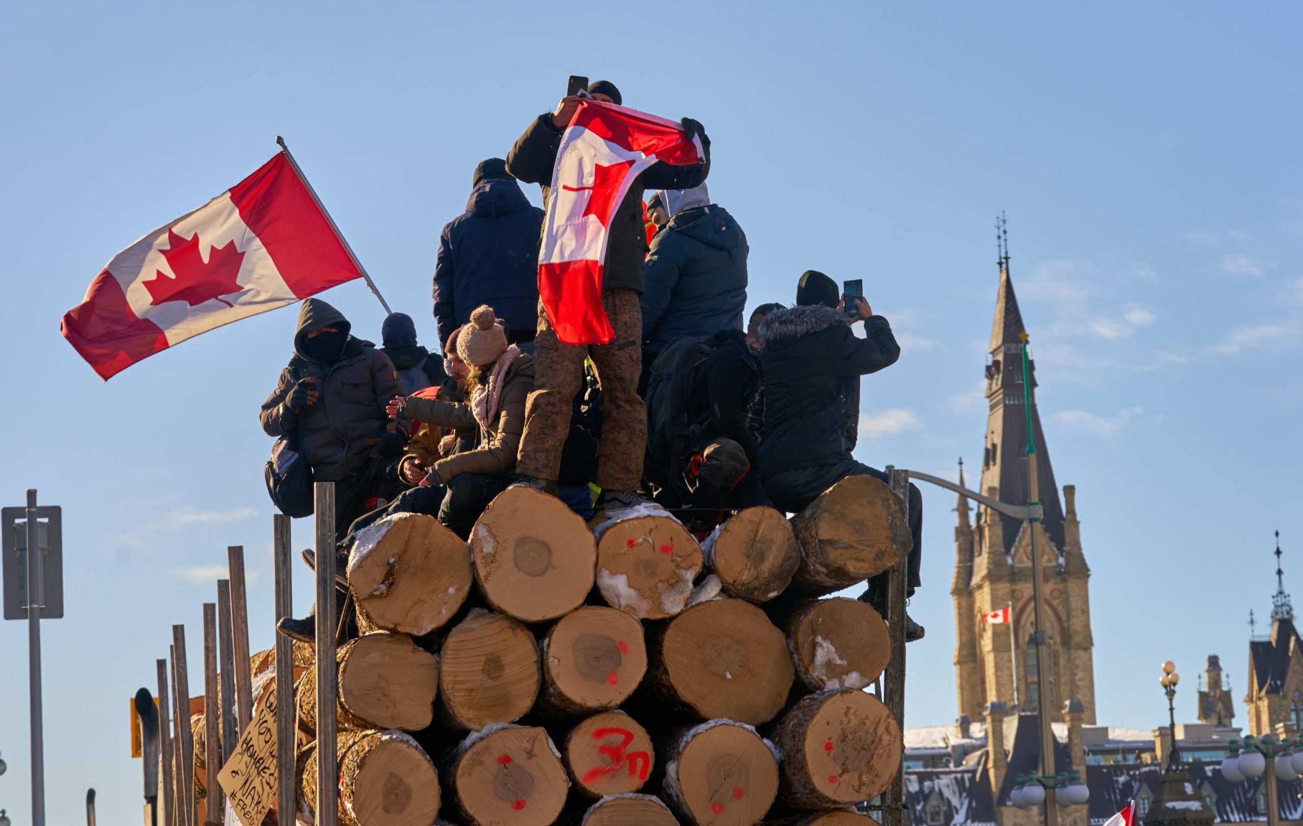 Il Canada messo in ginocchio dalla rabbia dei camionisti contro le restrizioni da Covid
